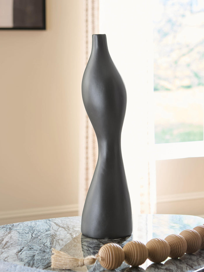 Judsen Vase